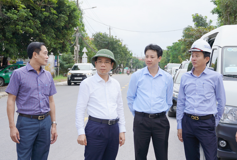 Đồng chí Phó Chủ tịch UBND tỉnh Phan Mạnh Hùng kiểm tra tiến độ thi công tuyến đường Lý Thái Tổ.