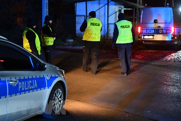 Cảnh sát Ba Lan tuần tra ở làng Przewodow sau loạt vụ nổ, ngày 15/11/2022. (Ảnh: PAP/TTXVN)