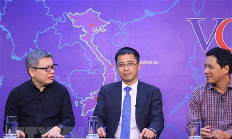 Nhà báo Lê Quốc Vinh (trái) chia sẻ tại buổi tọa đàm. (Ảnh: Văn Điệp/TTXVN)