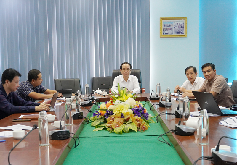 Đồng chí Phó Chủ tịch UBND tỉnh Phan Mạnh Hùng và đại diện các sở ngành, đơn vị liên quan dự cuộc họp tại điểm cầu tỉnh Quảng Bình.