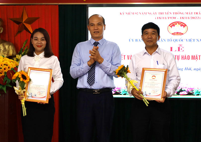 Đại diện Thường trực Ủy ban MTTQVN tỉnh trao giải nhì cho đơn vị Thuận Đức và Đồng Phú.