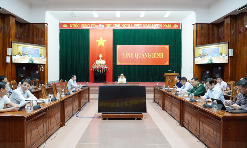Đồng chí Phó Chủ tịch UBND tỉnh Phan Mạnh Hùng và các đại biểu dự phiên họp tại điểm cầu tỉnh Quảng Bình.