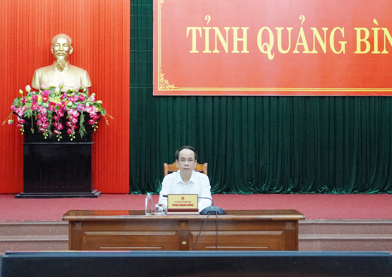 Đồng chí Phó Chủ tịch UBND tỉnh Phan Mạnh Hùng dự phiên họp tại điểm cầu tỉnh Quảng Bình.