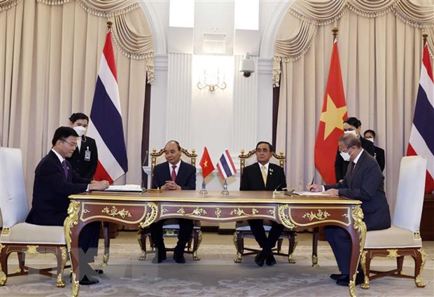 Chủ tịch nước Nguyễn Xuân Phúc và Thủ tướng Vương quốc Thái Lan Prayut Chan-o-cha chứng kiến lễ ký Hiệp định tương trợ tư pháp trong lĩnh vực dân sự giữa nước Việt Nam và Thái Lan. (Ảnh: Thống Nhất/TTXVN)