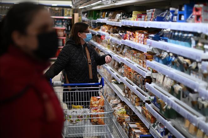 Khách hàng mua sắm tại một siêu thị ở London, Anh. Ảnh: AFP/TTXVN