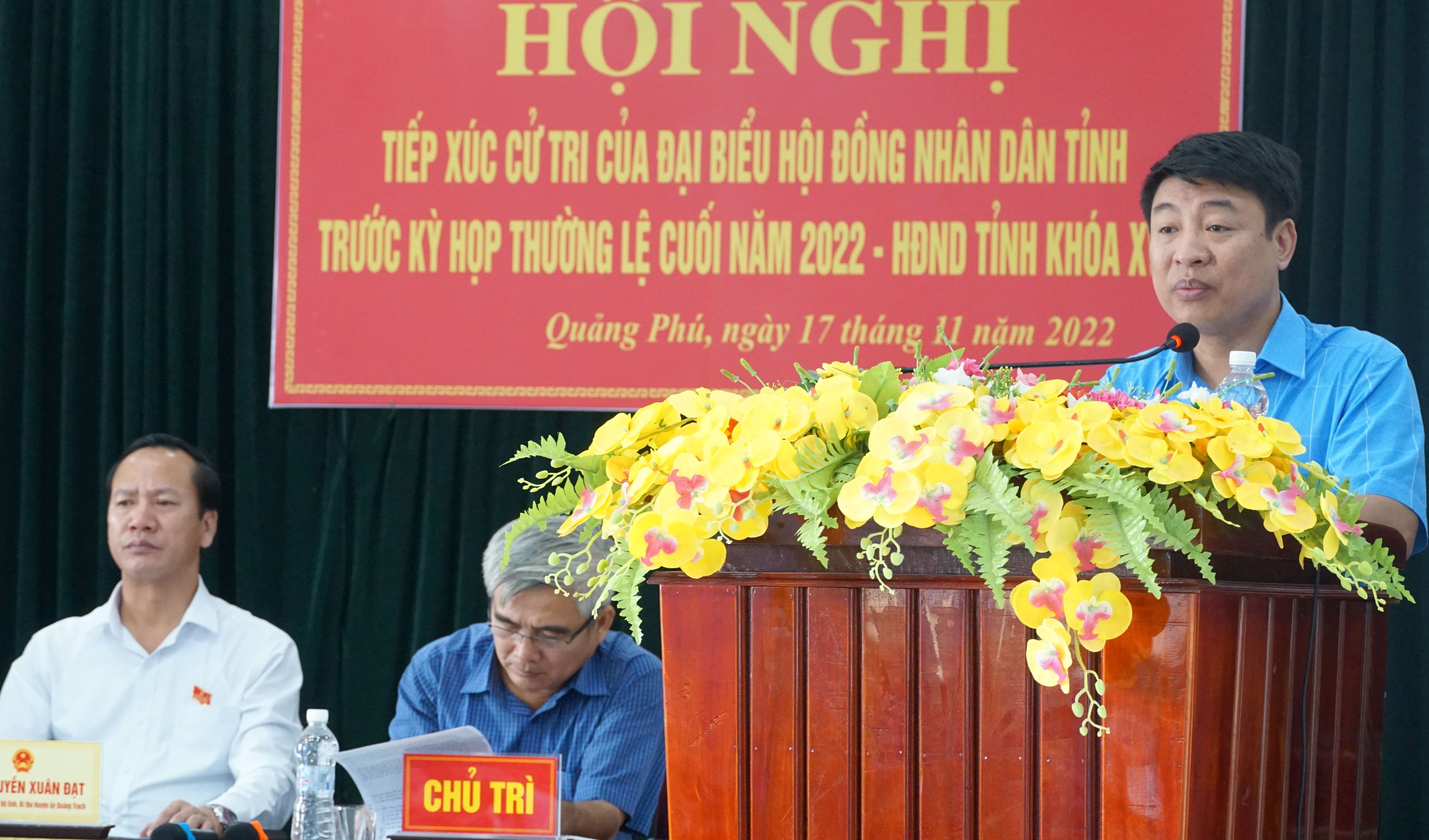 Đại diện lãnh đạo UBND huyện Quảng Trạch trả lời một số ý kiến của cử tri.