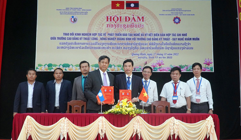 Đồng chí Đào Hoài Linh và đồng chí Viêng Sa Van Phat Tha Vông ký biên bản hợp tác phát triển giáo dục nghề nghiệp.