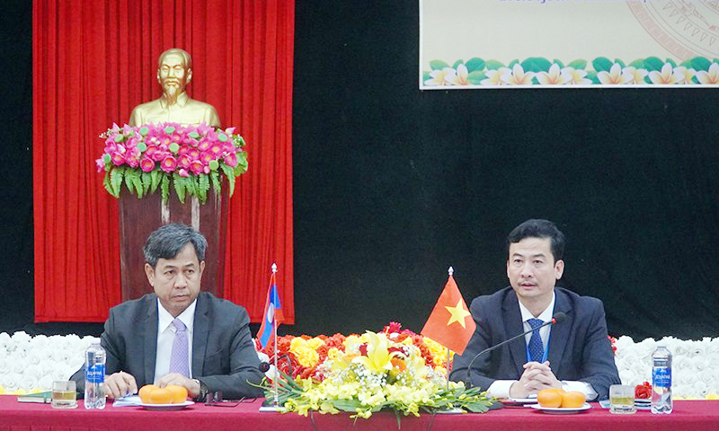 Đồng chí Đào Hoài Linh và đồng chí Viêng Sa Van Phat Tha Vông điều hành chương trình giao lưu.