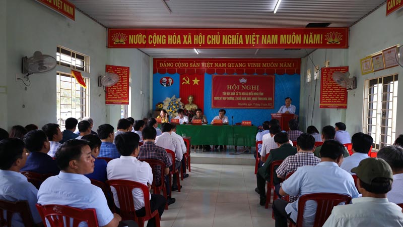 Các đại biểu HĐND tỉnh tiếp xúc với cử tri huyện Minh Hóa tại hội trường Nhà văn hóa thôn Cổ Liêm, xã Tân Hóa.