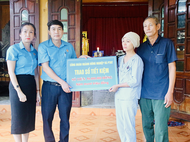 Công đoàn ngành Nông nghiệp và PTNT trao sổ tiết kiệm cho thân nhân gia đình anh Hà Đình Phương.
