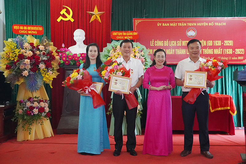 Đồng chí Chủ tịch Ủy ban MTTQ Việt Nam tỉnh Phạm Thị Hân trao Kỷ niệm chương “Vì sự nghiệp Đại đoàn kết dân tộc” cho các cán bộ huyện Bố Trạch.