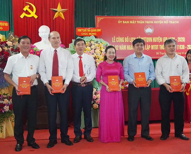 Đại diện lãnh đạo Ủy ban MTTQ Việt Nam huyện Bố Trạch trao tặng ấn phẩm Lịch sử MTTQ Việt Nam huyện Bố Trạch cho các đại biểu.