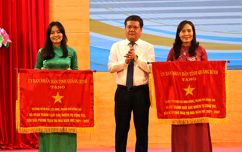 Đồng chí Bí thư Thành ủy Đồng Hới Trần Phong trao cờ thi đua của UBND tỉnh tặng các tập thể xuất sắc.