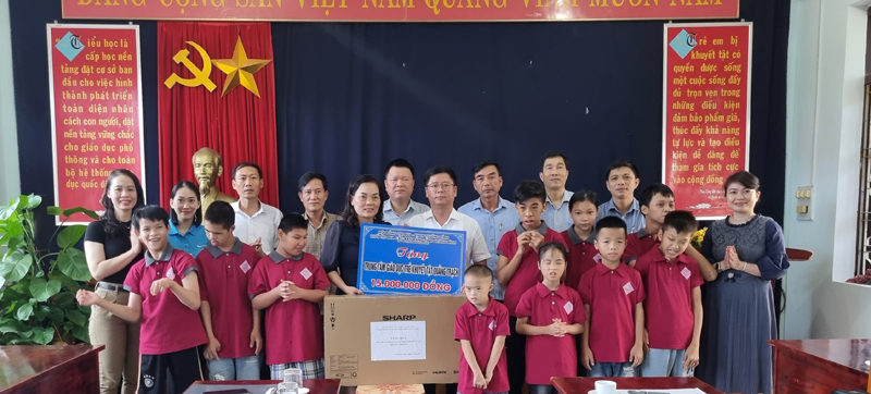 Đồng chí Phạm Quang Ánh, TUV, Bí thư Đảng ủy khối Doanh Nghiệp cùng đại diện lãnh đạo các đơn vị trong khối trao quà cho Trung tâm giáo dục trẻ khuyết tật Quảng Trạch