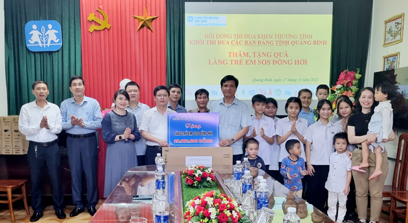 Đồng chí Phạm Quang Ánh, TUV, Bí thư Đảng ủy khối Doanh Nghiệp cùng đại diện lãnh đạo các đơn vị trong khối trao quà cho Làng trẻ SOS