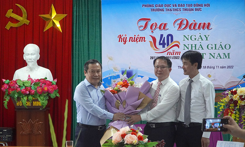 Đồng chí Bí thư Tỉnh ủy thăm và chúc mừng Trường Tiểu học và THCS Thuận Đức