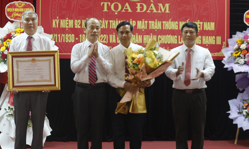 Thừa ủy quyền của Chủ tịch nước, lãnh đạo UBND huyện Tuyên Hóa trao Huân chương Lao động hạng Ba cho Ủy ban MTTQVN huyện.