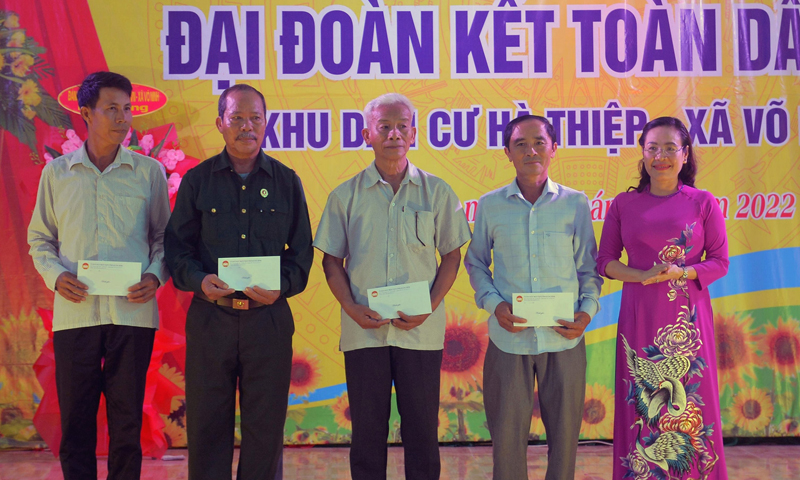  Đồng chí Chủ tịch Ủy ban MTTQVN tỉnh Phạm Thị Hân tặng quà biểu dương các gia đình tiêu biểu ở KDC Hà Thiệp, xã Võ Ninh (Quảng Ninh).