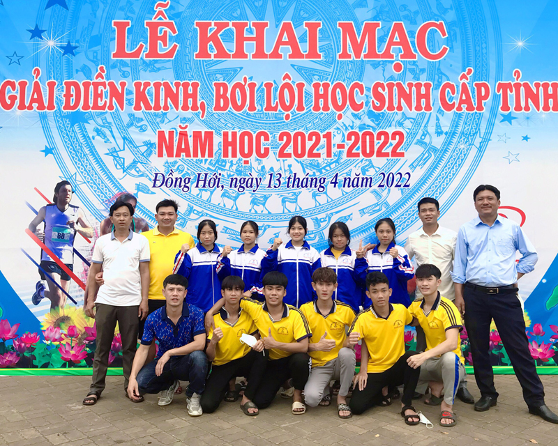 Đoàn VĐV Trường THPT Nguyễn Chí Thanh tham gia giải điền kinh, bơi lội học sinh tỉnh Quảng Bình năm 2022.