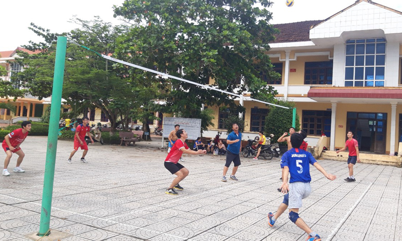 Trường THPT Nguyễn Chí Thanh đã thành lập CLB bóng chuyền trong học sinh và giáo viên.