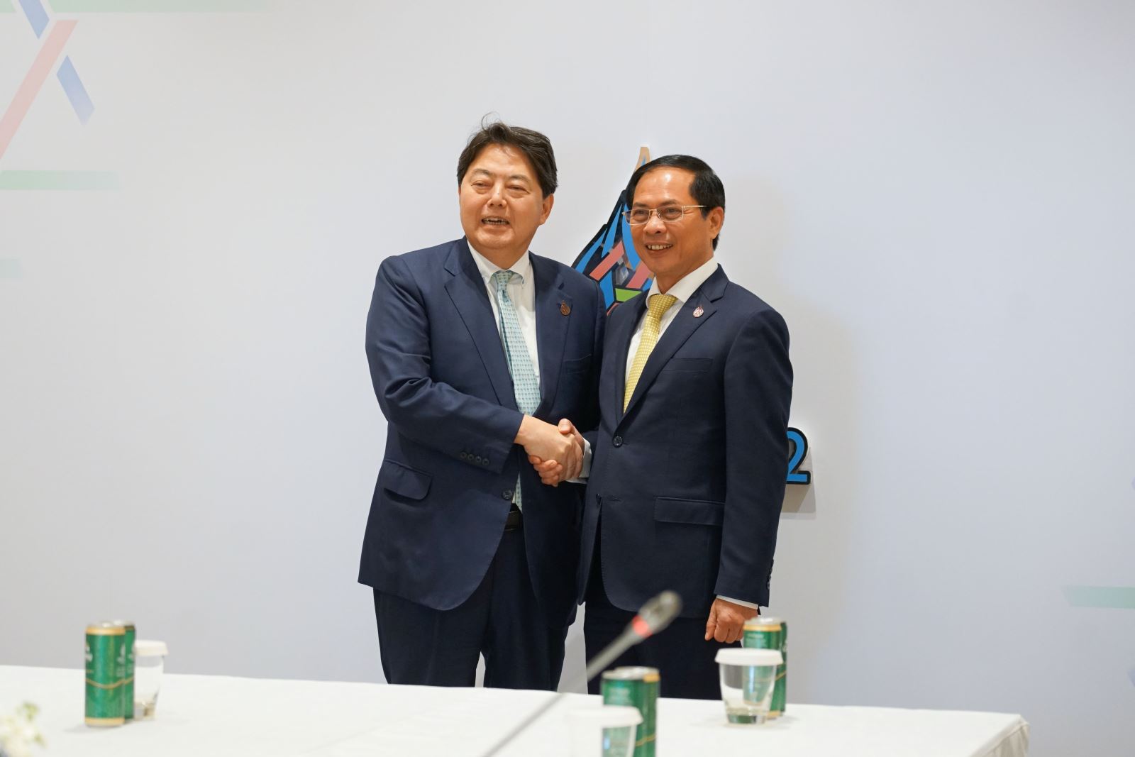 Bộ trưởng Ngoại giao Bùi Thanh Sơn và Ngoại trưởng Nhật Bản Hayashi Yoshimasa. Ảnh: Đỗ Sinh/PV TTXVN tại Thái Lan