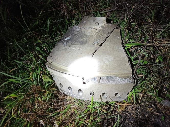 Mảnh vỡ của tên lửa được tìm thấy tại hiện trường vụ nổ ở làng Przewodow, miền Đông Ba Lan, giáp Ukraine ngày 16/11. Ảnh: REUTERS/TTXVN