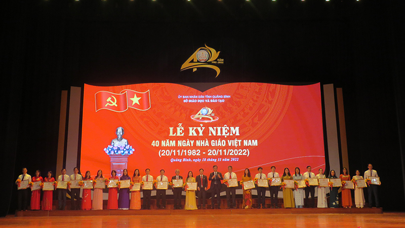 Đồng chí Phó Bí Thư Tỉnh ủy, Chủ tịch UBND tỉnh Trần Thắng tặng bằng khen cho các tập thể, cá nhân có thành tích xuất sắc