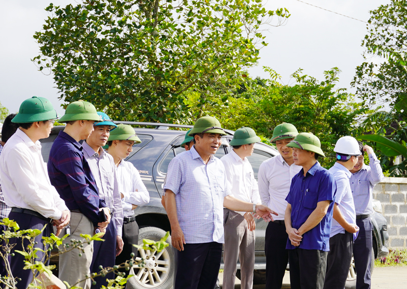 Đồng chí Phó Chủ tịch Thường trực UBND tỉnh Đoàn Ngọc Lâm kiểm tra tại khu vực dự kiến quy hoạch khu tái định cư ở thôn Phú Hòa, xã Phú Thủy (Lệ Thủy).