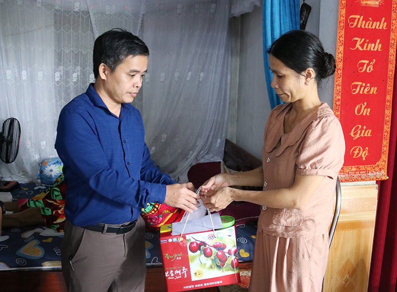 Tặng quà gia đình nạn nhân TNGT có hoàn cảnh đặc biệt khó khăn ở thôn Lệ Kỳ 1, xã Vĩnh Ninh (Quảng Ninh). 