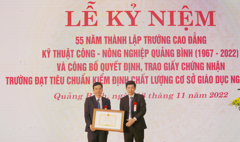 Đồng chí Phó Chủ tịch UBND tỉnh Hồ An Phong trao Bằng khen của UBND tỉnh cho tập thể Trường CĐKTC-NNQB.