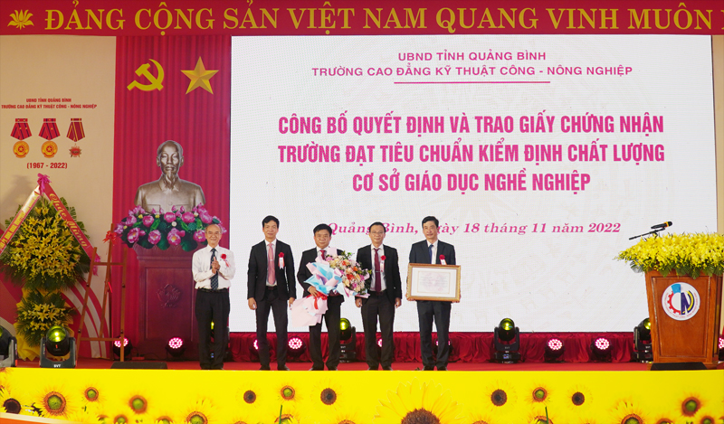 Lãnh đạoCông ty CP Kiểm định chất lượng và tư vấn giáo dục Việt Nam trao giấy chứng nhận đạt tiêu chuẩn kiểm định chất lượng cơ sở giáo dục nghề nghiệp cho Trường CĐKTC-NNQB. 