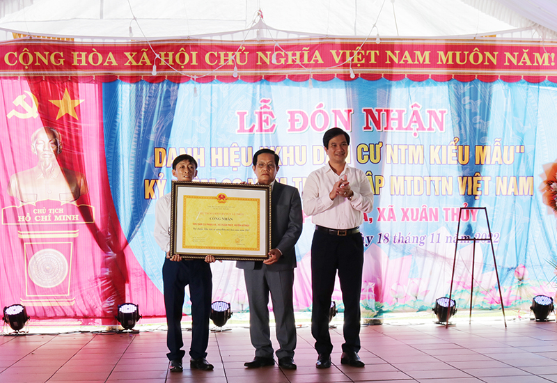 Chủ tịch UBND huyện Lệ Thủy Đặng Đại Tình trao bằng công nhận danh hiệu “Khu dân cư nông thôn mới kiểu mẫu” cho thôn Phan Xá.