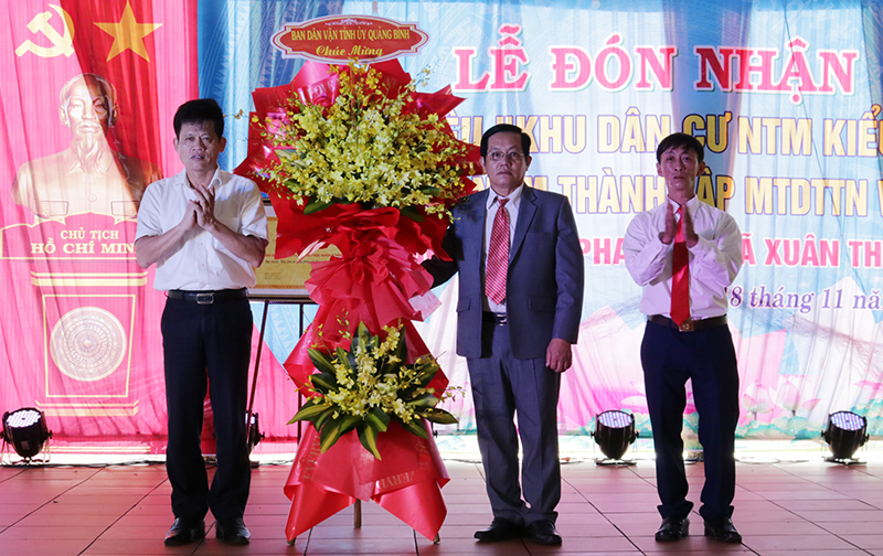 Trưởng ban Dân vận Tỉnh ủy Lê Văn Bảo tặng hoa chúc mừng nhân dân thôn Phan Xá.