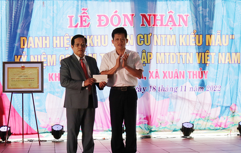 Trưởng ban Dân vận Tỉnh ủy Lê Văn Bảo trao tặng 10 triệu đồng cho quỹ khuyến học của thôn Phan Xá.