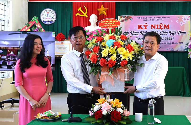 Đồng chí Trần Phong chúc mừng thầy, cô giáo Trường THCS Bắc Nghĩa.
