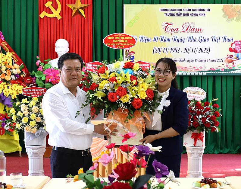 Đồng chí Trần Phong chúc mừng thầy, cô giáo Trường mầm non Nghĩa Ninh