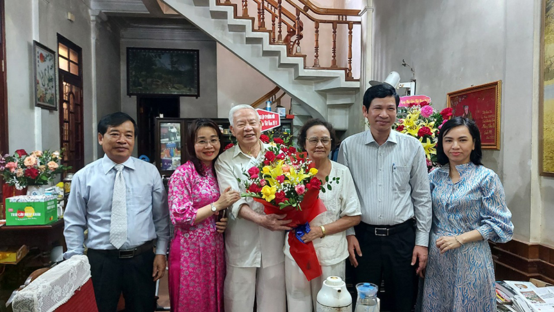 Đồng chí Phó Chủ tịch UBND tỉnh tặng hoa, quà chúc mừng nhà giáo Nguyễn Chất