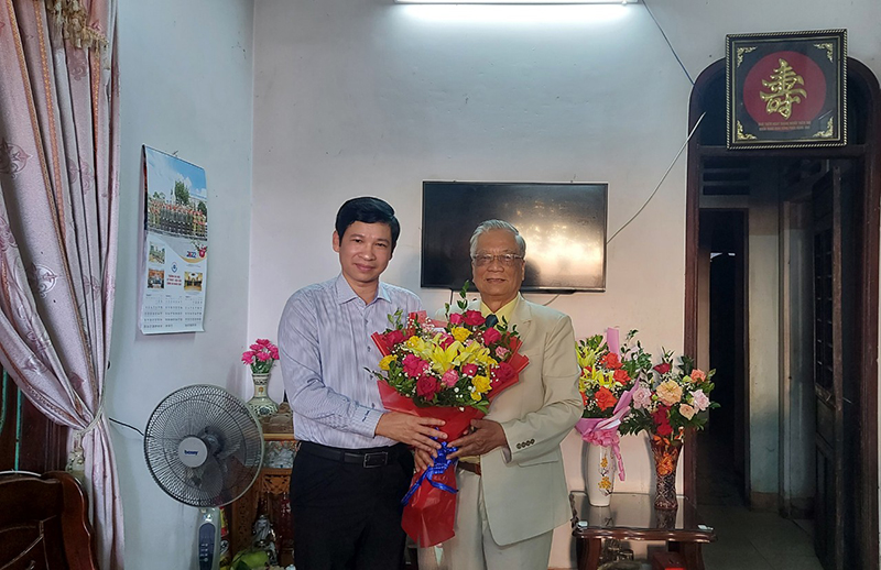Đồng chí Phó Chủ tịch UBND tỉnh tặng hoa, quà chúc mừng nhà giáo Nguyễn Viết Tuynh 