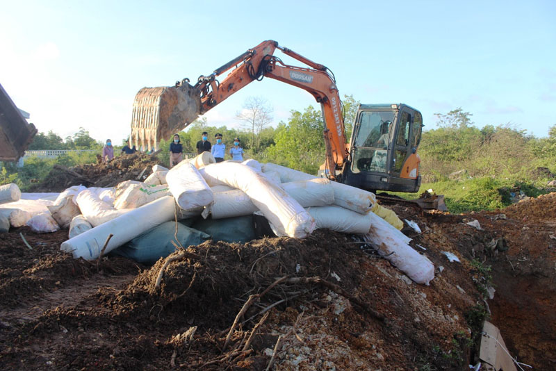 Hàng hoa vi phạm được chôn lấp hoàn toàn tại bãi rác Ba Trang, xã Lộc Ninh (TP. Đồng Hới).