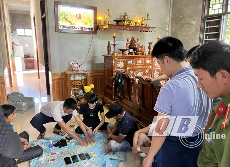 (QBĐT) - Liên tiếp trong 2 ngày, Công an huyện Quảng Ninh đã bắt 2 nhóm đánh bạc, liên quan đến 8 đối tượng và thu giữ số tiền hơn 45 triệu đồng.
