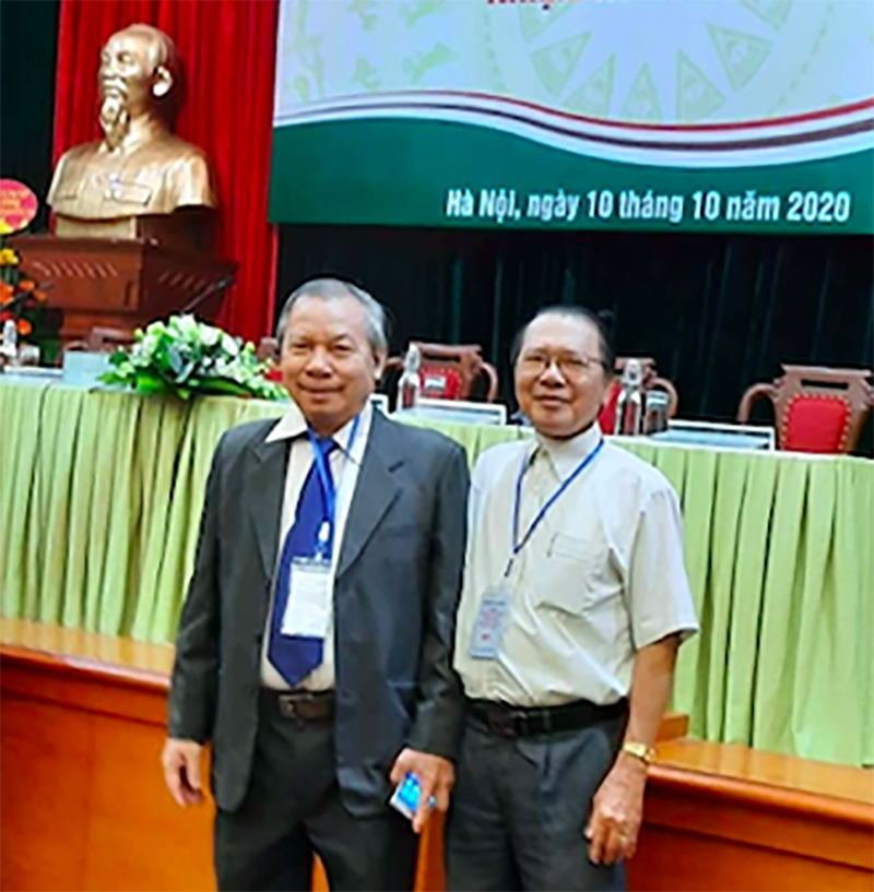 Tác giả và GS.TSKH Phan Đình Châu (mặc comple) tại Đại hội đại biểu toàn quốc lần thứ V Hội Hữu nghị Việt Nam-Hungary tại Thủ đô Hà Nội.