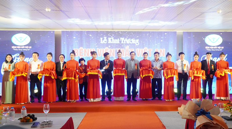 Đồng chí Phó Chủ tịch Thường trực UBND tỉnh Quảng Bình Đoàn Ngọc Lâm cùng các đại biểu cắt băng khai trương Bệnh viện Mắt Việt An.