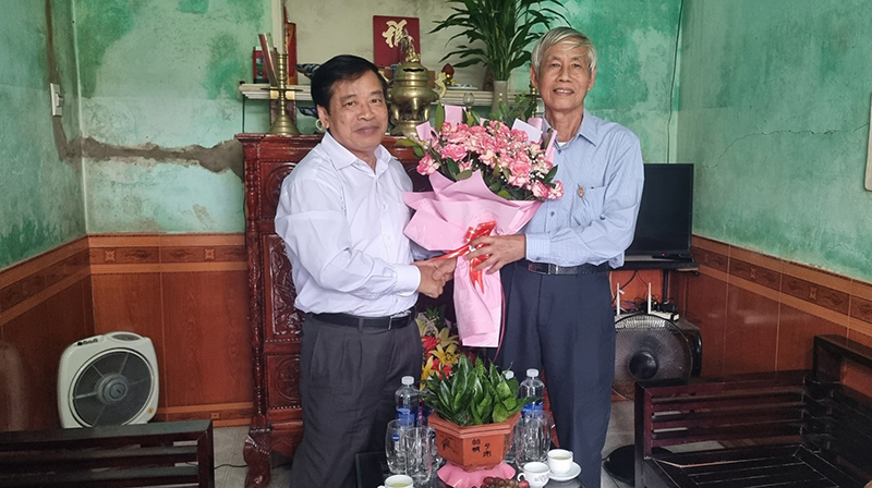 Đoàn tặng hoa chúc mừng nhà giáo Phạm Xuân Công