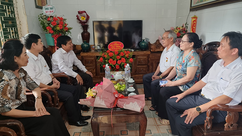 Đoàn tặng hoa chúc mừng nhà giáo Nguyễn Khắc Chi 