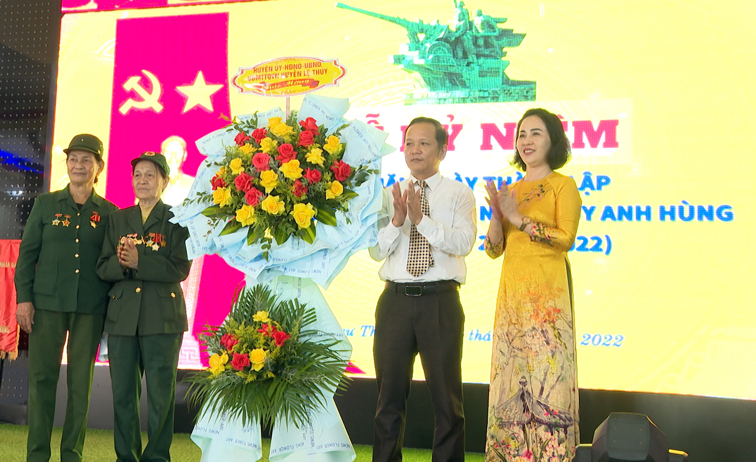 Đại diện lãnh đạo huyện Lệ Thuỷ tặng hoa chúc mừng kỷ niệm 55 năm Ngày thành lập Đại đội nữ pháo binh Ngư Thuỷ