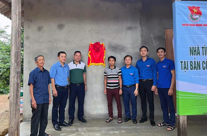 Huyện đoàn Quảng Ninh và Vietcombank Quảng Bình bàn giao nhà cho gia đình ông Hồ Văn Thân.
