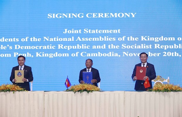 Chủ tịch Quốc hội Campuchia, Lào, Việt Nam ký Tuyên bố chung. (Ảnh: Doãn Tấn/TTXVN)
