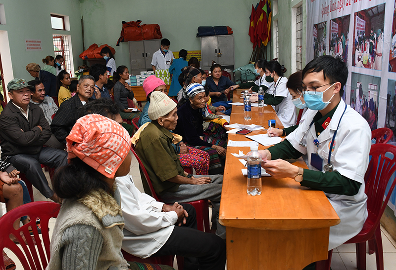 Đội ngũ y, bác sỹ Bệnh viện quân y 15 và Đoàn Kinh tế-Quốc phòng 79 khám bệnh, cấp phát thuốc cho đồng bào dân tộc thiểu số xã Ngân Thuỷ.