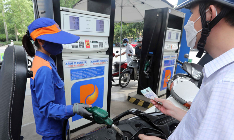 Khách mua xăng tại cửa hàng của Petrolimex. Ảnh: Trần Việt/TTXVN