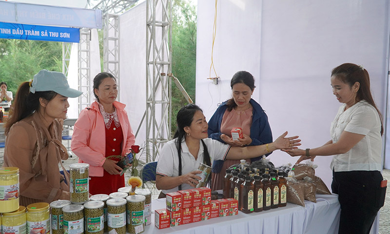 Các gian hàng tại hội chợ kết nối tiêu thụ sản phẩm cho phụ nữ tại vùng đồng bào dân tộc thiểu số và miền núi